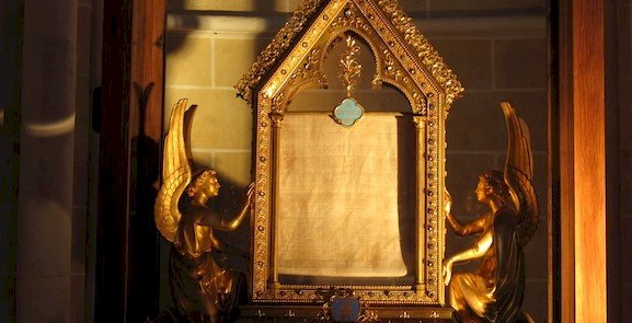 Mary’s Veil on display in Chartres Cathedral