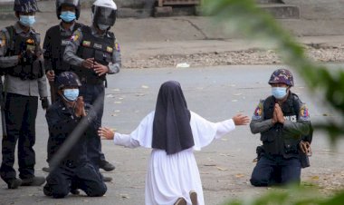 Sœur Ann-Rose, la religieuse qui prie face aux policiers birmans